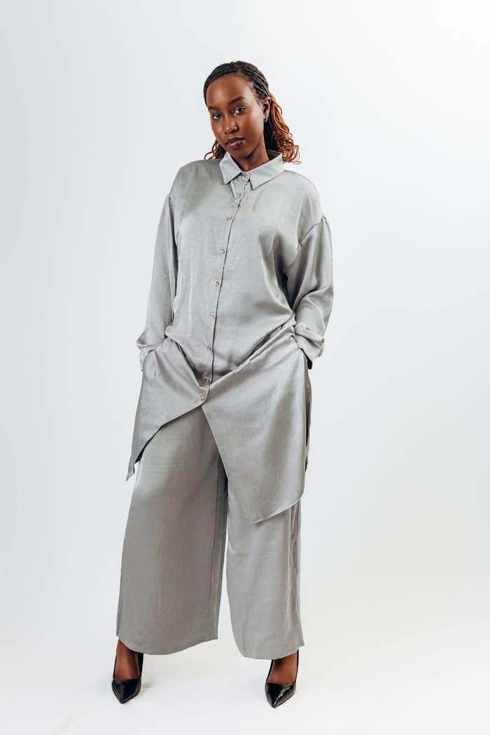 Femme Elegante in Grey