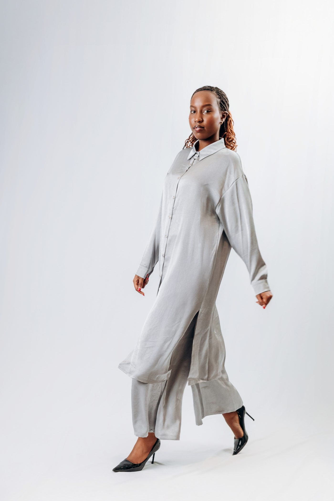 Femme Elegante in Grey