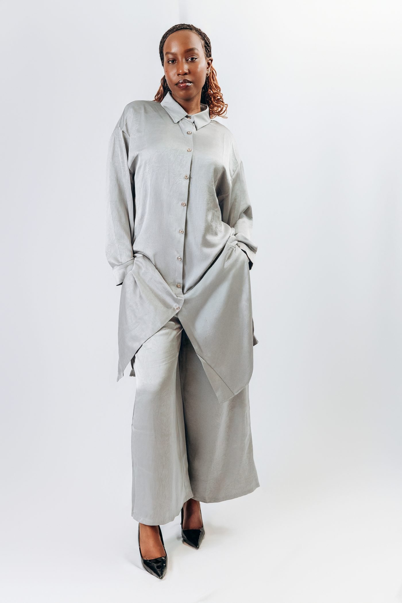 Femme Elegante in Grey